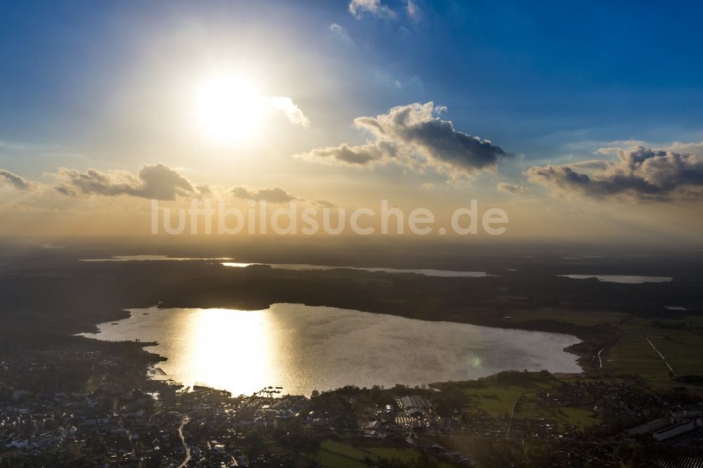 Neustrelitz aus der Vogelperspektive: Zierker See an der Mecklenburgische Seenplatte in Neustrelitz im Bundesland Mecklenburg-Vorpommern