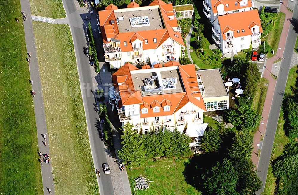 Luftbild Zingst / Mecklenburg Vorpommern - Zingst / Mecklenburg Vorpommern Hotel Meeresbusen (gelbe Häuser am Strand)