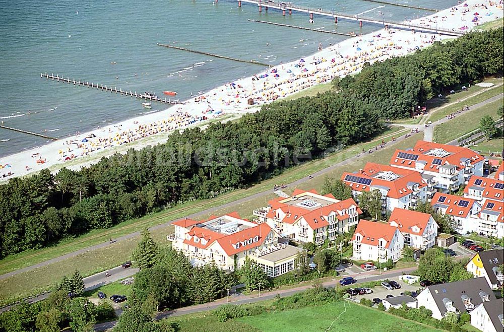 Zingst / Mecklenburg Vorpommern von oben - Zingst / Mecklenburh Vorpommern Hotel Meereslust (gelbe Häuser am Strand)