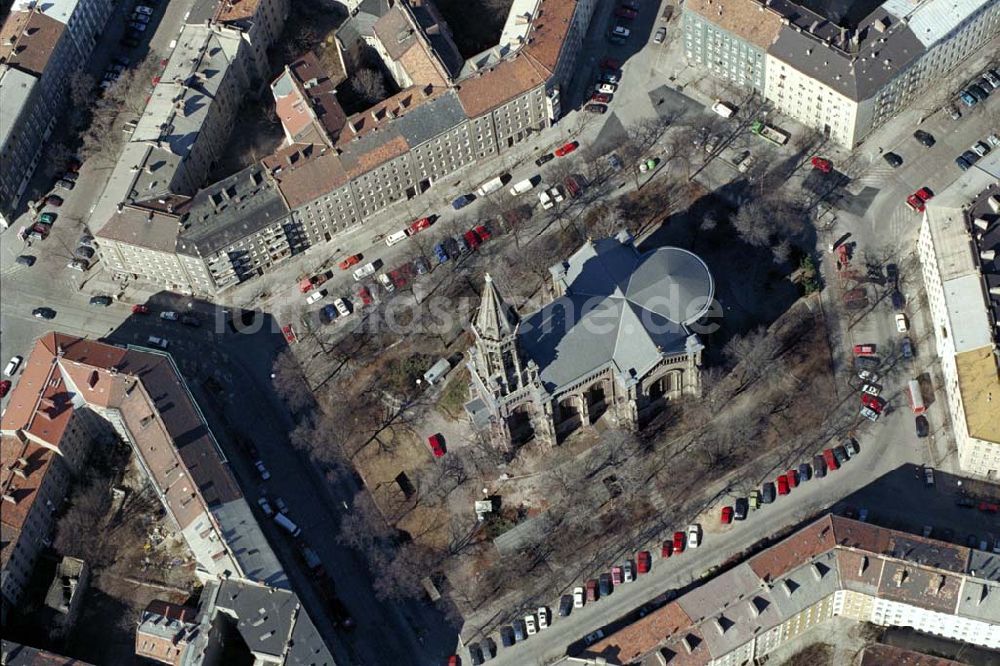 Berlin - PRENZLAUER BERG aus der Vogelperspektive: Zionskirche in Berlin-Prenzlauer Berg. 1995