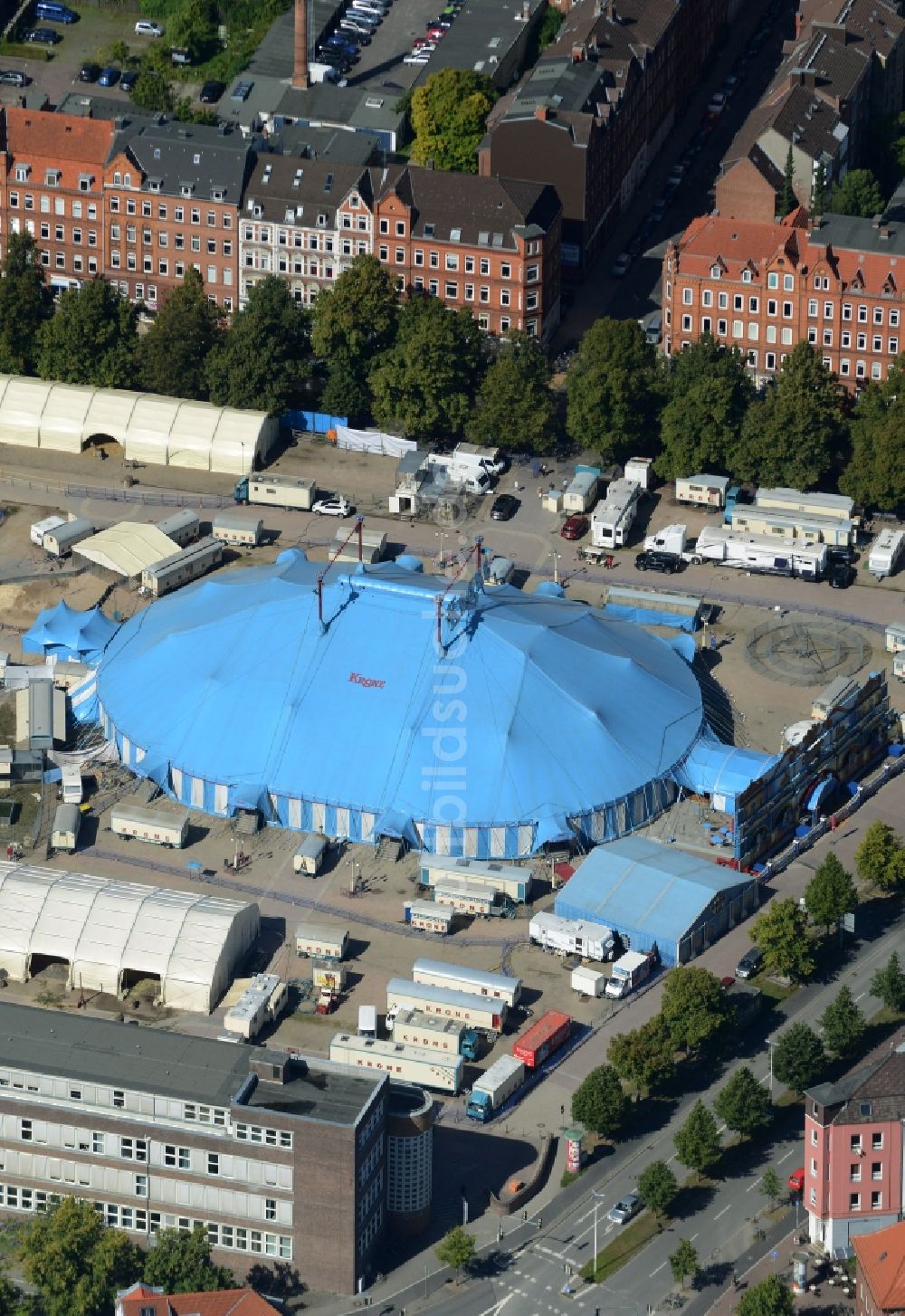 Luftbild Kiel - Zirkus- Zelt des Circus Krone am Wilhelmplatz in Kiel im Bundesland Schleswig-Holstein