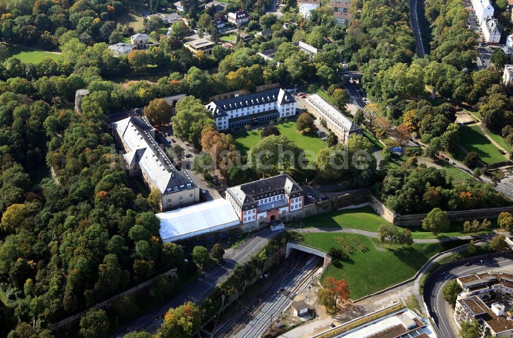 Mainz von oben - Zitadelle Mainz als Teil der Festung Mainz auf dem Jakobsberg am Rand der heutigen Altstadt in Mainz im Bundesland Rheinland-Pfalz