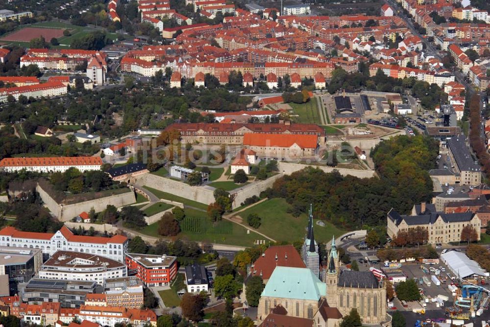 Erfurt von oben - Zitadelle Petersberg mit dem Kirchenensemble von Mariendom und Severikirche in Erfurt