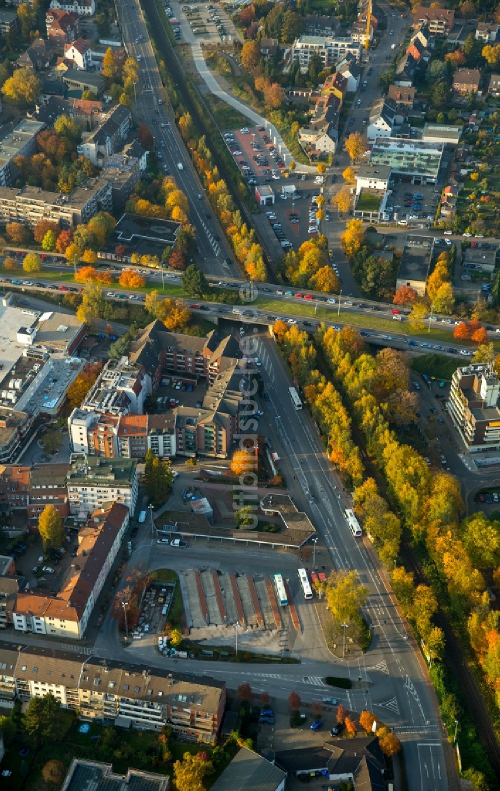 Gladbeck aus der Vogelperspektive: ZOB Omnibus- Bahnhof Oberhof der Verkehrsbetriebe und Verlauf der herbstlichen Zweckeler Straße in Gladbeck im Bundesland Nordrhein-Westfalen