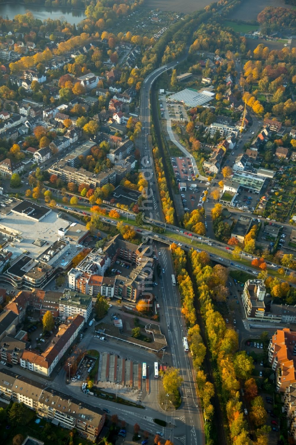 Luftbild Gladbeck - ZOB Omnibus- Bahnhof Oberhof der Verkehrsbetriebe und Verlauf der herbstlichen Zweckeler Straße in Gladbeck im Bundesland Nordrhein-Westfalen