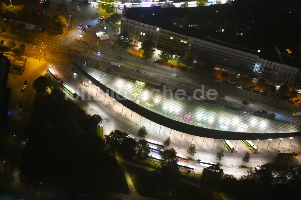 Hamburg aus der Vogelperspektive: ZOB Omnibus- Bahnhof der Verkehrsbetriebe am Carl-Legien-Platz - Adenauerallee in Hamburg, Deutschland