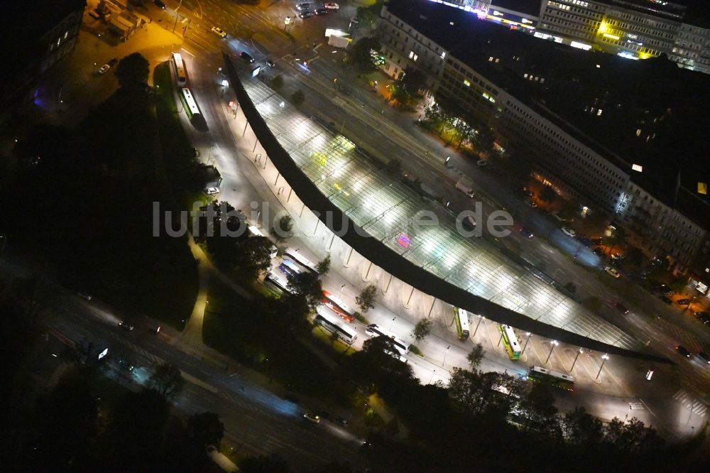 Luftaufnahme Hamburg - ZOB Omnibus- Bahnhof der Verkehrsbetriebe am Carl-Legien-Platz - Adenauerallee in Hamburg, Deutschland