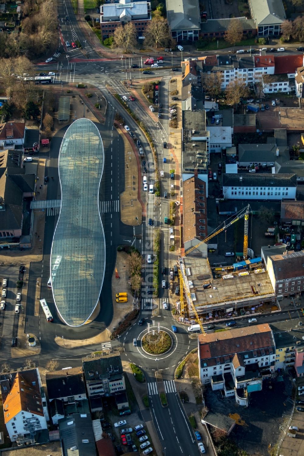 Herne aus der Vogelperspektive: ZOB Omnibus- Bahnhof der Verkehrsbetriebe am Konrad-Adenauer-Platz in Herne im Bundesland Nordrhein-Westfalen, Deutschland