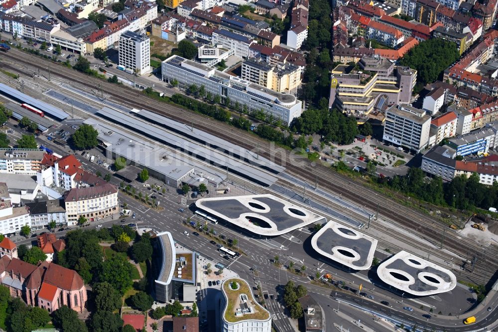 Pforzheim aus der Vogelperspektive: ZOB Omnibus- Bahnhof der Verkehrsbetriebe in Pforzheim im Bundesland Baden-Württemberg, Deutschland