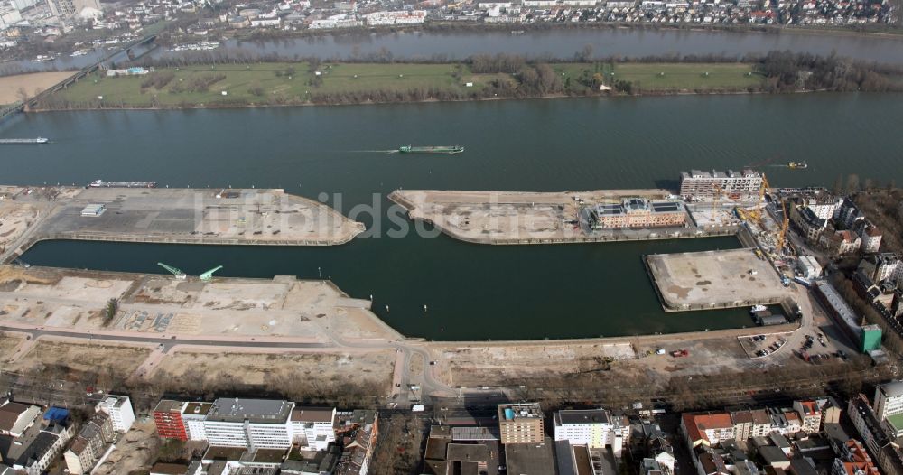 Mainz von oben - Zoll- und Binnenhafen in Mainz im Bundesland Rheinland-Pfalz