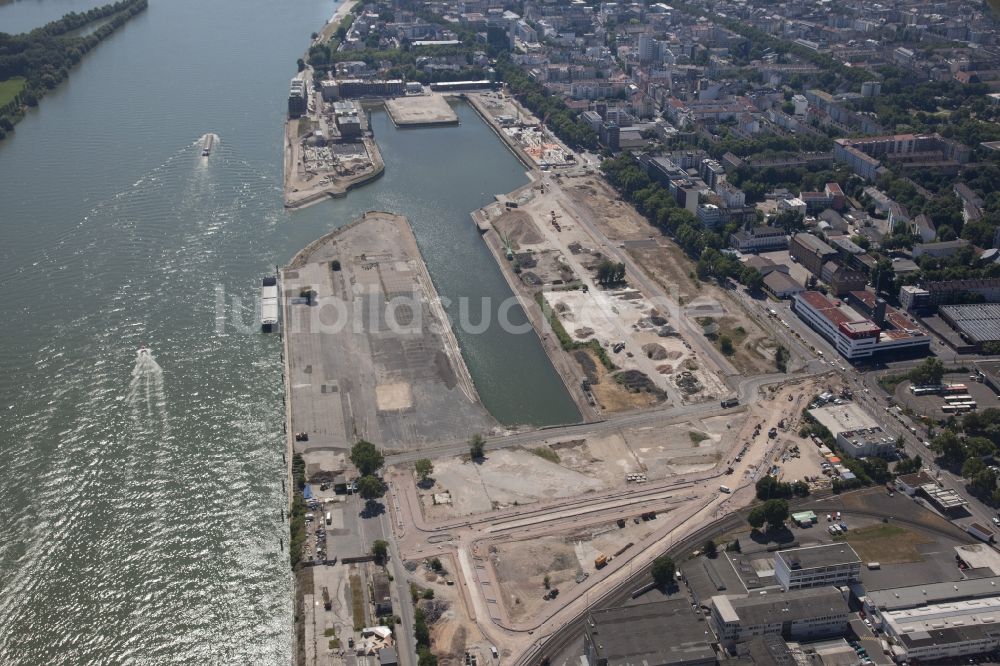 Mainz aus der Vogelperspektive: Zoll- und Binnenhafen in Mainz im Bundesland Rheinland-Pfalz