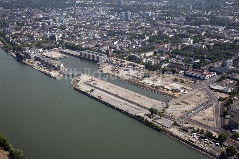 Mainz aus der Vogelperspektive: Zoll- und Binnenhafen in Mainz im Bundesland Rheinland-Pfalz