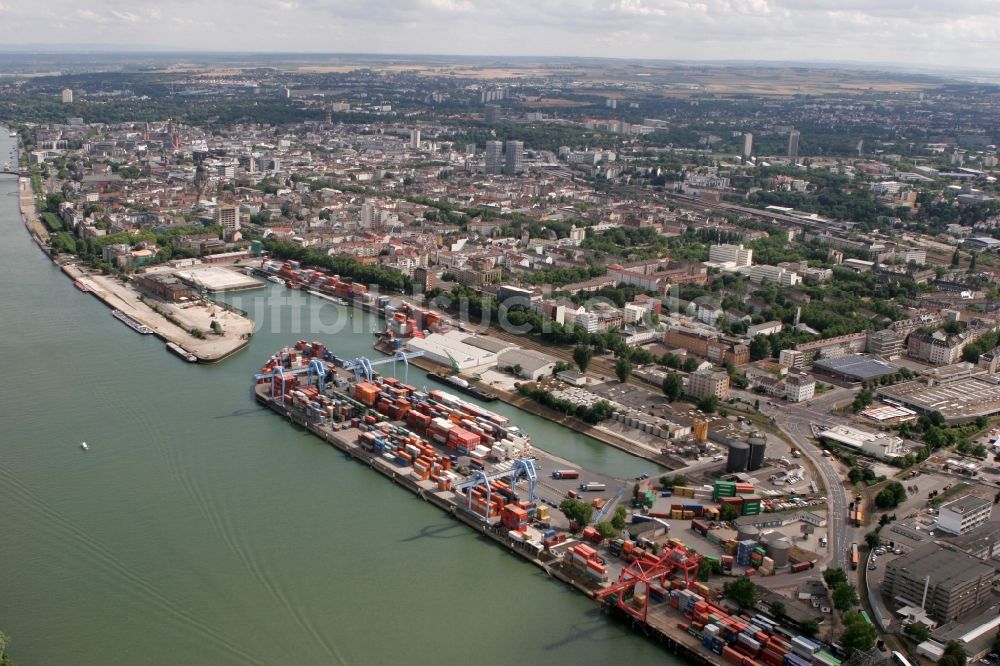 Mainz aus der Vogelperspektive: Zoll- und Binnenhafen am Rhein im Stadtteil Neustadt in Mainz im Bundesland Rheinland-Pfalz