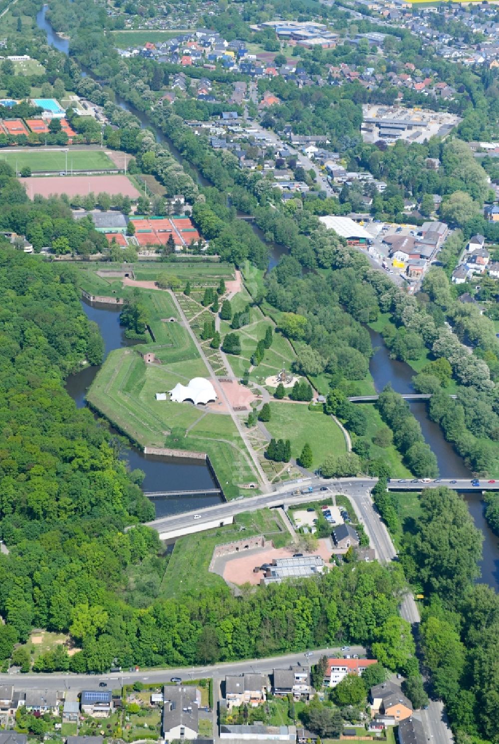 Luftaufnahme Jülich - Zoogelände am Tierpark Brückenkopf Zoo in Jülich im Bundesland Nordrhein-Westfalen, Deutschland