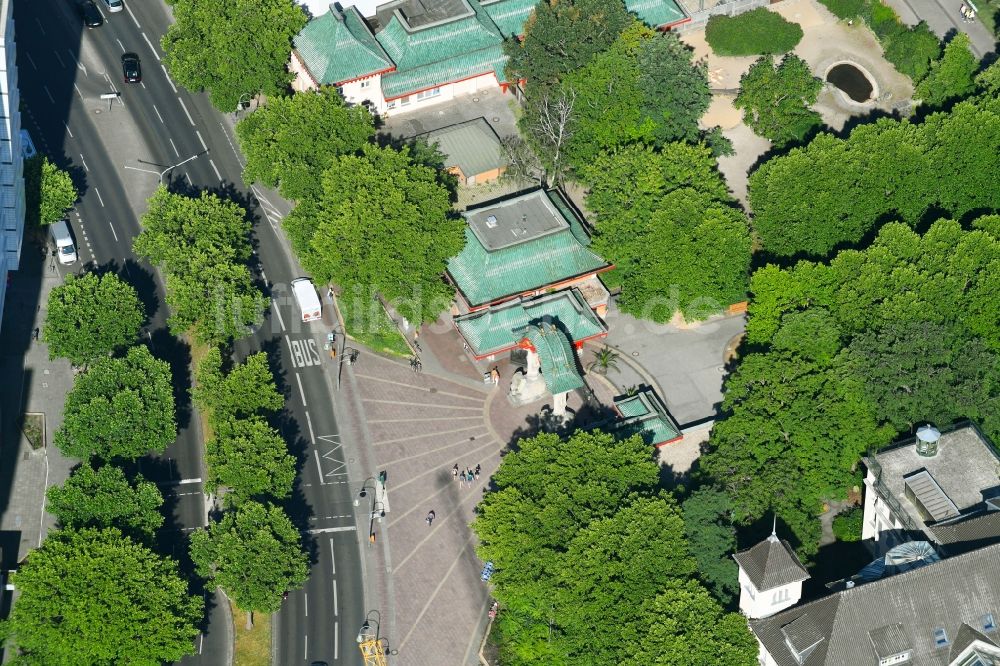 Berlin aus der Vogelperspektive: Zoogelände am Tierpark am Eingang Elefantentor im Ortsteil Charlottenburg in Berlin, Deutschland