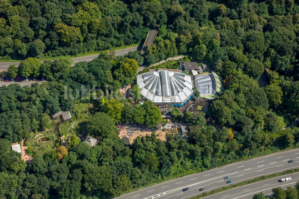 Duisburg von oben - Zoogelände und Zoo Duisburg Delfinarium am Tierpark im Ortsteil Duissern in Duisburg im Bundesland Nordrhein-Westfalen, Deutschland