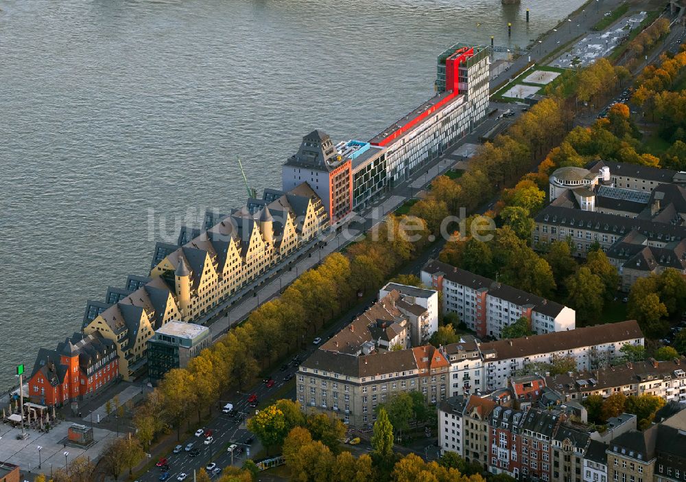 Köln aus der Vogelperspektive: Zu Lofts und Luxus - Wohnungen umgebaute Speicherhäuser am Kölner Rheinufer an der Rheinpromenade am Rheinauhafen der Kölner Bucht in Köln im Bundesland Nordrhein-Westfalen NRW