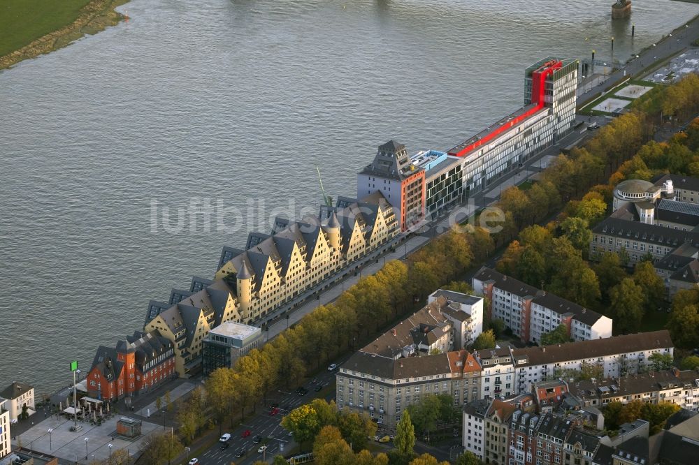 Luftbild Köln - Zu Lofts und Luxus - Wohnungen umgebaute Speicherhäuser am Kölner Rheinufer an der Rheinpromenade am Rheinauhafen der Kölner Bucht in Köln im Bundesland Nordrhein-Westfalen NRW