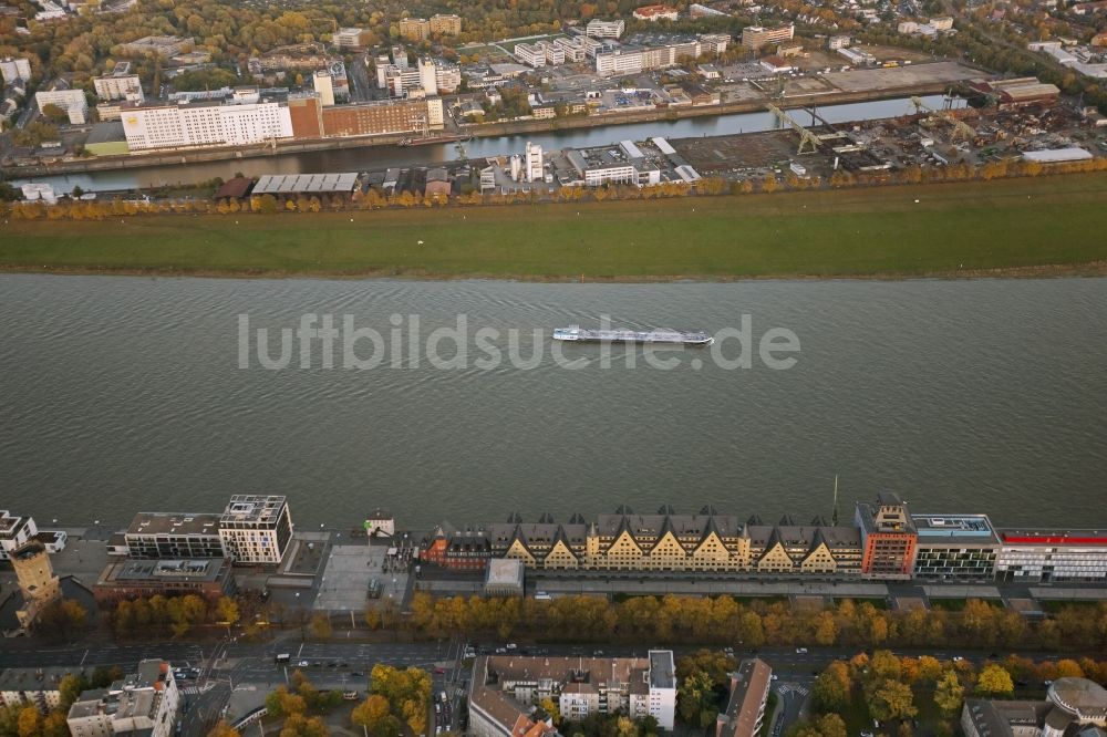 Luftaufnahme Köln - Zu Lofts und Luxus - Wohnungen umgebaute Speicherhäuser am Kölner Rheinufer an der Rheinpromenade am Rheinauhafen der Kölner Bucht in Köln im Bundesland Nordrhein-Westfalen NRW