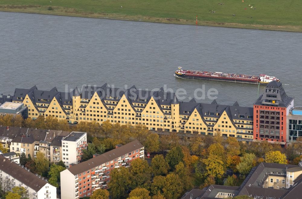 Köln von oben - Zu Lofts und Luxus - Wohnungen umgebaute Speicherhäuser am Kölner Rheinufer an der Rheinpromenade am Rheinauhafen der Kölner Bucht in Köln im Bundesland Nordrhein-Westfalen NRW