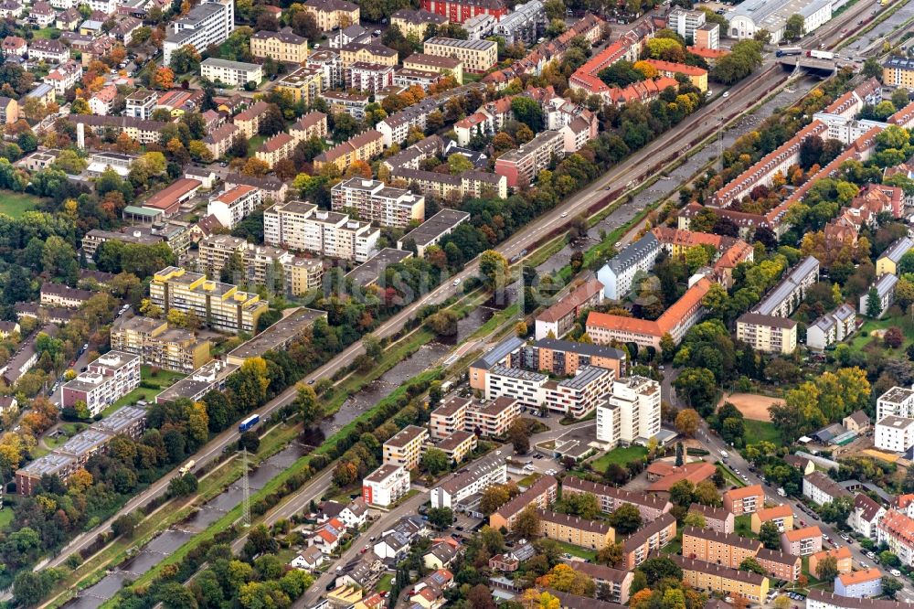 Luftaufnahme Freiburg im Breisgau - Zufahrt der B31 entlang des Fluss Dreisam zur Autobahn- Anschlussstelle Freiburg Mitte in Freiburg im Breisgau im Bundesland Baden-Württemberg, Deutschland