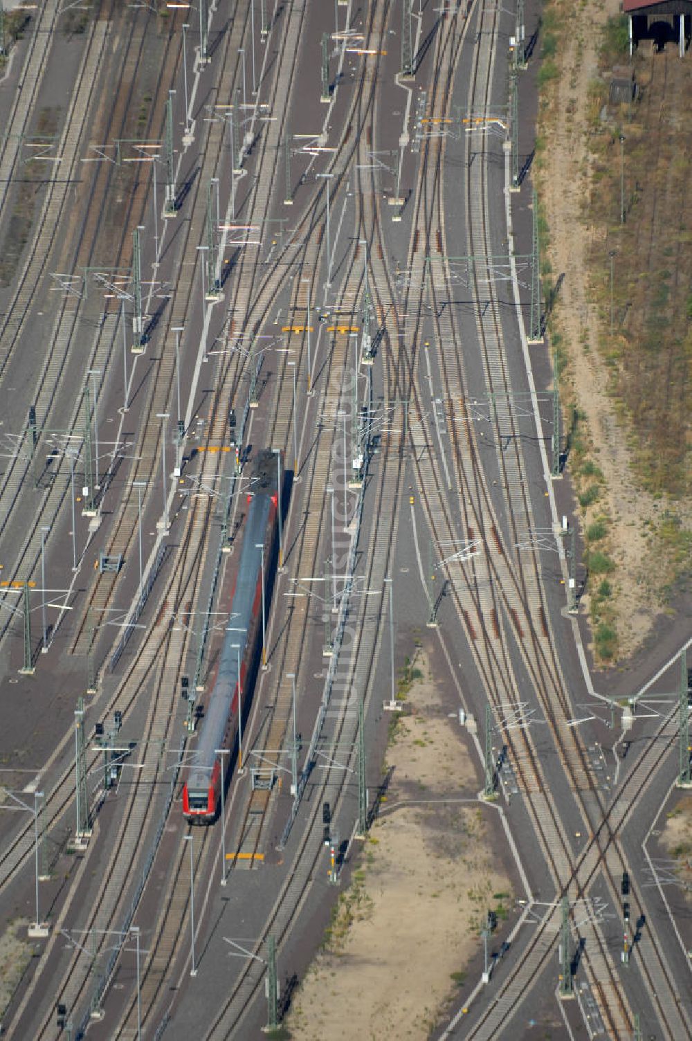 Magdeburg von oben - Zug fährt auf Schienen vor Magdeburger Hauptbahnhof