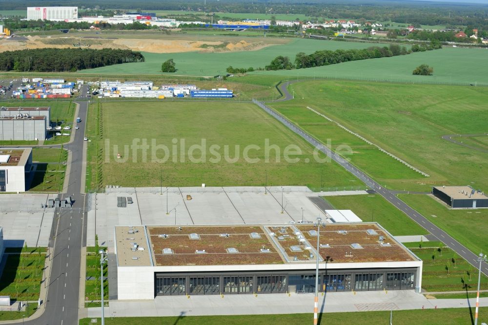 Schönefeld von oben - Zumeist ungenutzte technische Anlagen in Gebäuden der sicherstellenden Infrastruktur am Gelände des Flughafens BER in Schönefeld im Bundesland Brandenburg