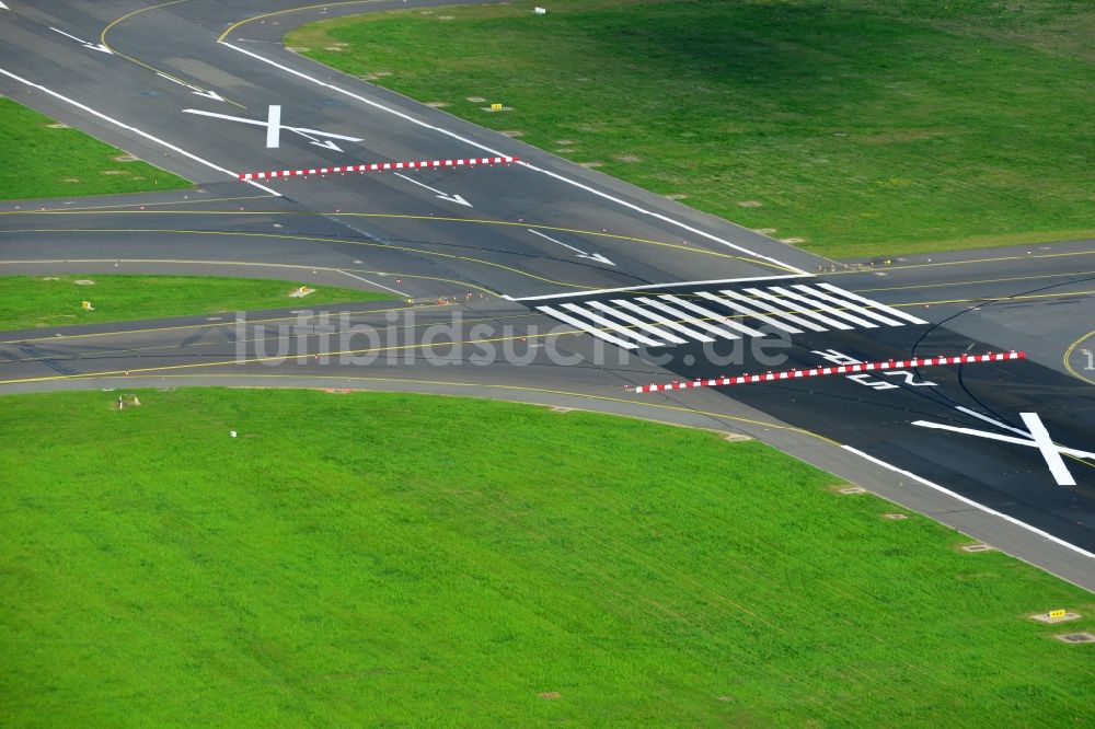 Luftbild Schönefeld - Zur Sanierung gesperrte Nordbahn - Startbahn auf dem Gelände des Flughafen in Schönefeld im Bundesland Brandenburg. Die Baufirma STRABAG übernimmt umfangreiche Abbruch und Sanierungsarbeiten an der bisher stark frequentierten Landebahn des in die Schlagze