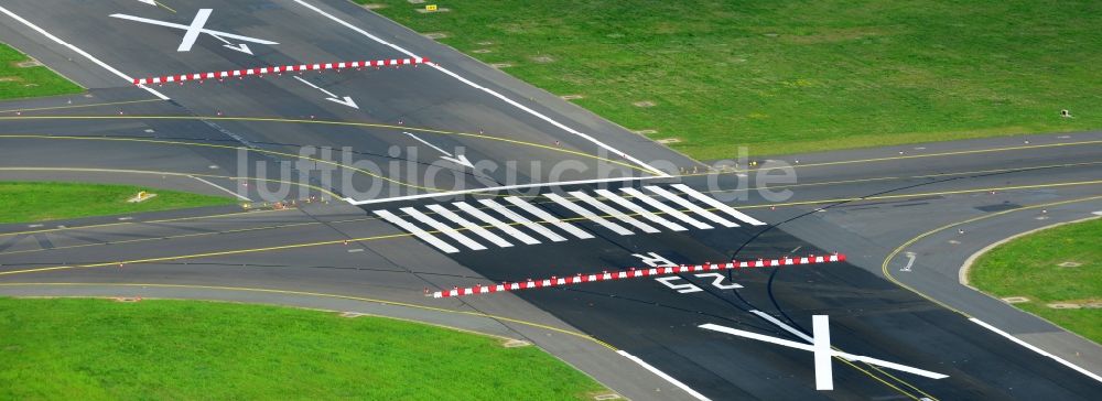 Luftaufnahme Schönefeld - Zur Sanierung gesperrte Nordbahn - Startbahn auf dem Gelände des Flughafen in Schönefeld im Bundesland Brandenburg. Die Baufirma STRABAG übernimmt umfangreiche Abbruch und Sanierungsarbeiten an der bisher stark frequentierten Landebahn des in die Schlagze