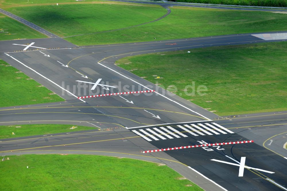 Schönefeld von oben - Zur Sanierung gesperrte Nordbahn - Startbahn auf dem Gelände des Flughafen in Schönefeld im Bundesland Brandenburg. Die Baufirma STRABAG übernimmt umfangreiche Abbruch und Sanierungsarbeiten an der bisher stark frequentierten Landebahn des in die Schlagze