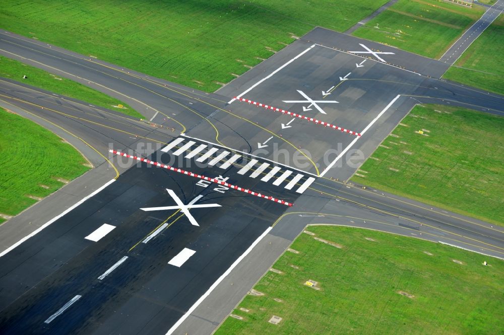 Schönefeld von oben - Zur Sanierung gesperrte Nordbahn - Startbahn auf dem Gelände des Flughafen in Schönefeld im Bundesland Brandenburg. Die Baufirma STRABAG übernimmt umfangreiche Abbruch und Sanierungsarbeiten an der bisher stark frequentierten Landebahn des in die Schlagze