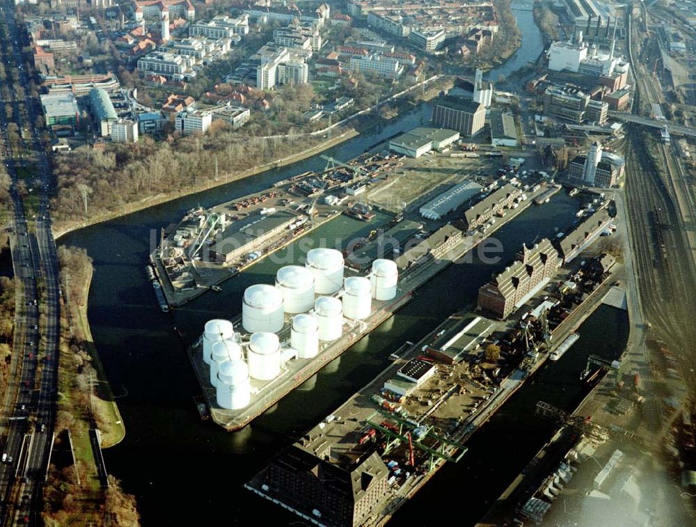 Berlin aus der Vogelperspektive: Zuschüttung des 2. Hafenbeckens im Westhafen der BEHALA in Berlin - Wedding.