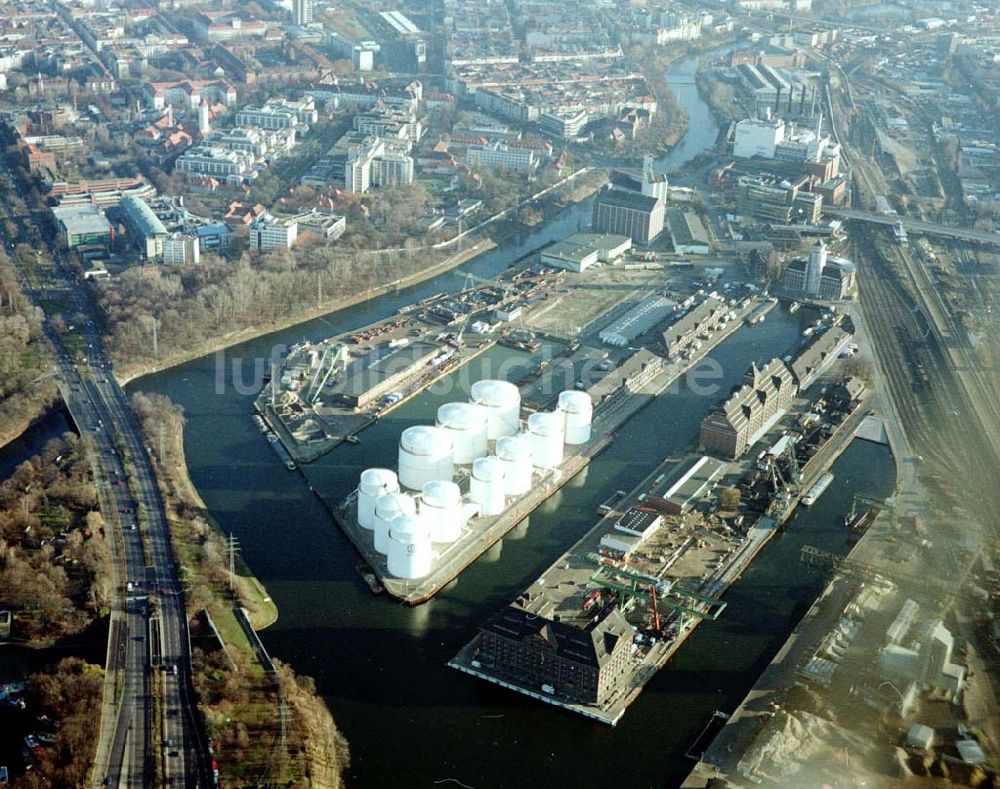 Luftbild Berlin - Wedding - Zuschüttung des 2. Hafenbeckens im Westhafen der BEHALA in Berlin - Wedding.