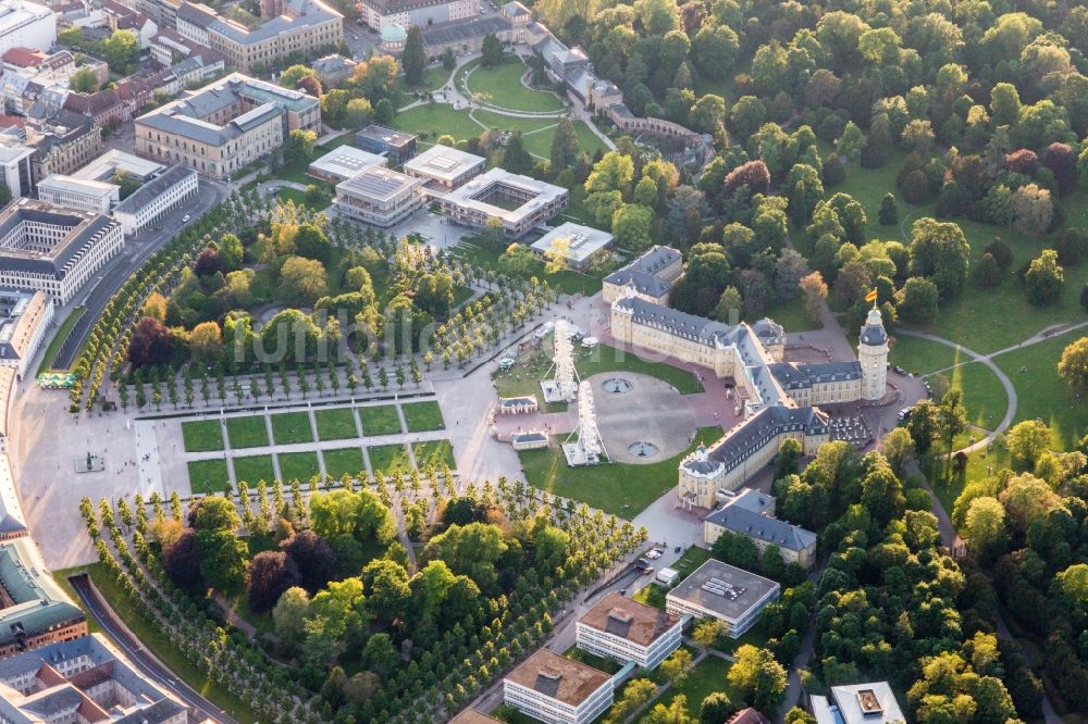 Karlsruhe von oben - Zwei Riesenräder zum Freiherr von Drais-Jubiläum auf dem Schlossplatz im Schloßpark von Schloß Karlsruhe in Karlsruhe im Bundesland Baden-Württemberg, Deutschland