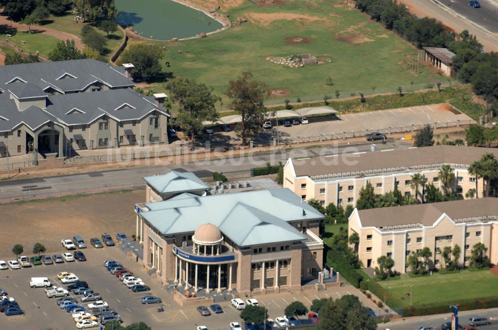 BLOEMFONTEIN von oben - Zweigstelle der Standard Bank und der Bloemfontein Zoo in Südafrika