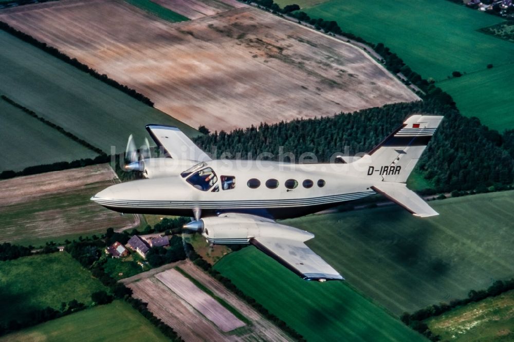 Luftbild Handewitt - Zweimotoriges Geschäftsflugzeug im Fluge in Handewitt im Bundesland Schleswig-Holstein