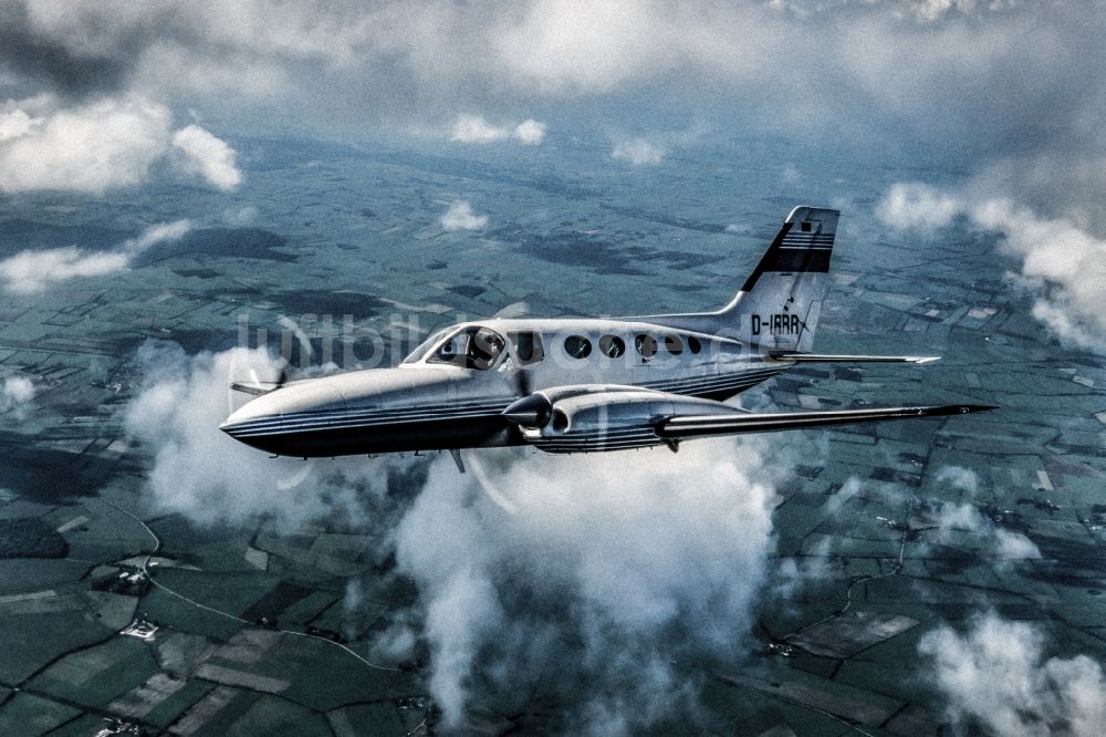 Luftaufnahme Handewitt - Zweimotoriges Geschäftsflugzeug im Luftraum in Handewitt im Bundesland Schleswig-Holstein