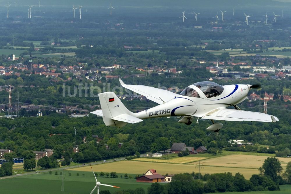 Luftbild Hamm - Zweisitziges Motorflugzeug - Sportflugzeug Aquila A-210 AT01 über Hamm im Bundesland Nordrhein-Westfalen NRW