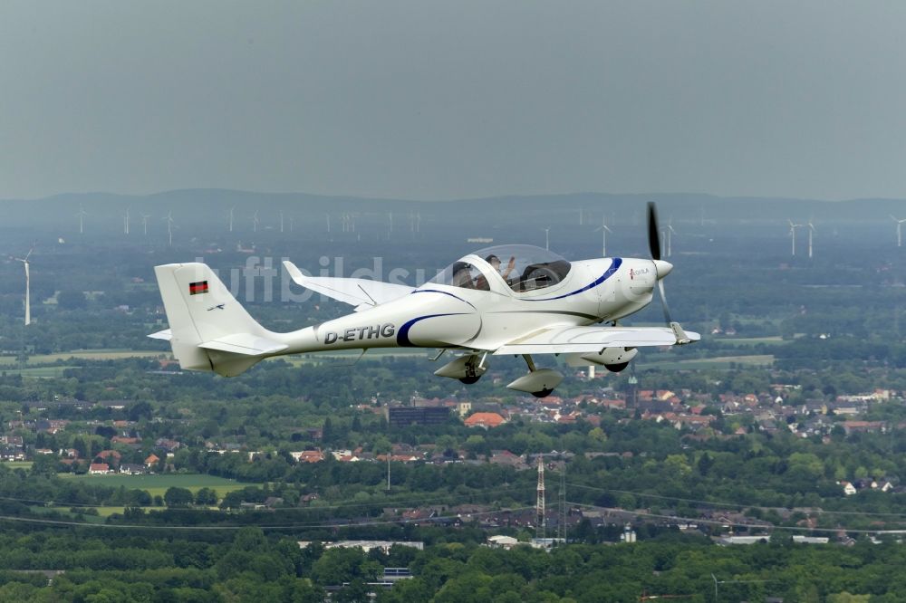 Luftaufnahme Hamm - Zweisitziges Motorflugzeug - Sportflugzeug Aquila A-210 AT01 über Hamm im Bundesland Nordrhein-Westfalen NRW