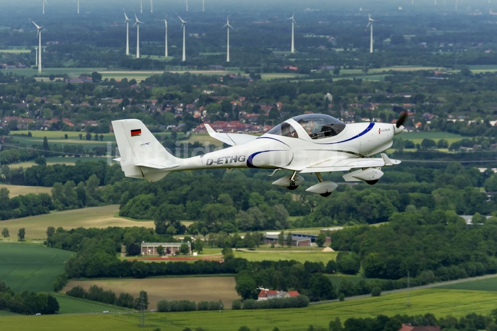 Hamm von oben - Zweisitziges Motorflugzeug - Sportflugzeug Aquila A-210 AT01 über Hamm im Bundesland Nordrhein-Westfalen NRW