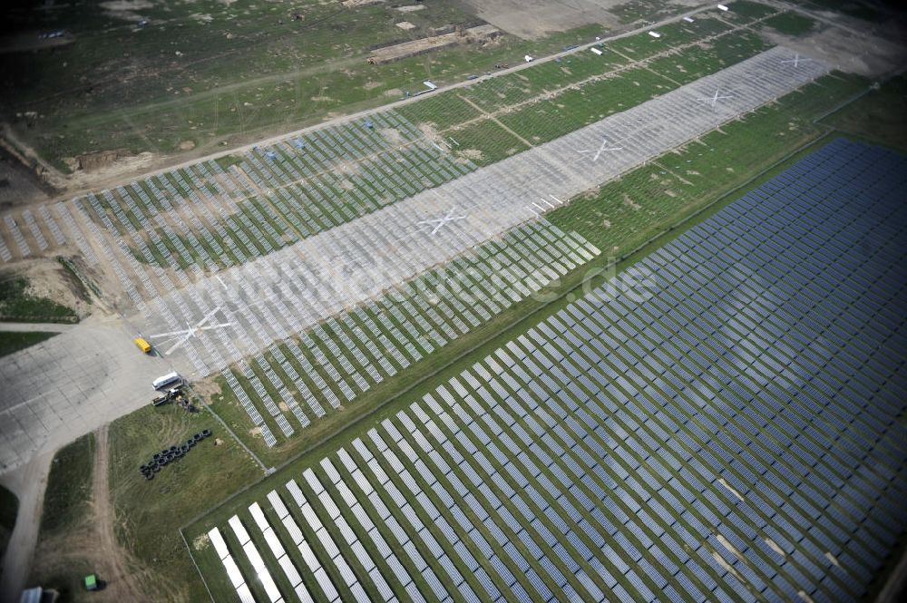 Luftbild Tutow - Zweiter Abschnitt des Solarenergiepark am Flugplatz Tutow in Mecklenburg - Vorpommern