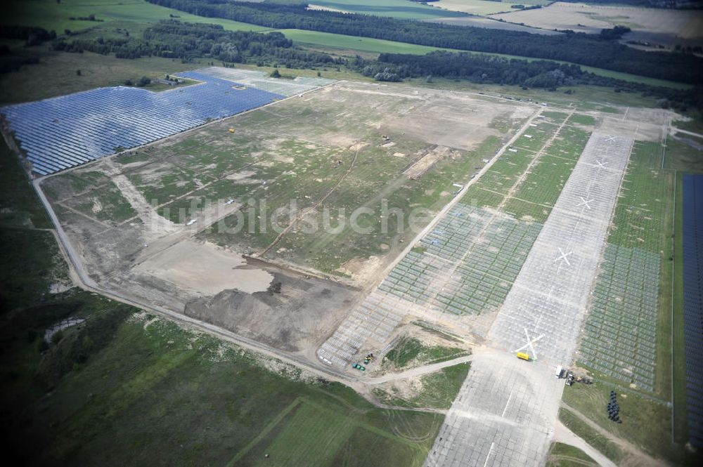 Luftaufnahme Tutow - Zweiter Abschnitt des Solarenergiepark am Flugplatz Tutow in Mecklenburg - Vorpommern