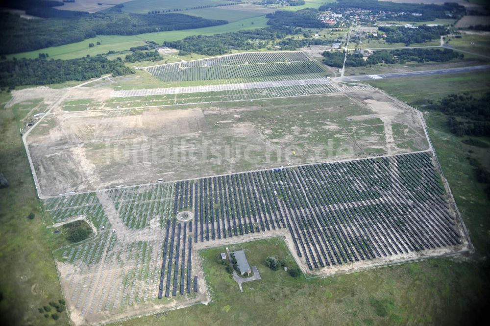 Tutow aus der Vogelperspektive: Zweiter Abschnitt des Solarenergiepark am Flugplatz Tutow in Mecklenburg - Vorpommern