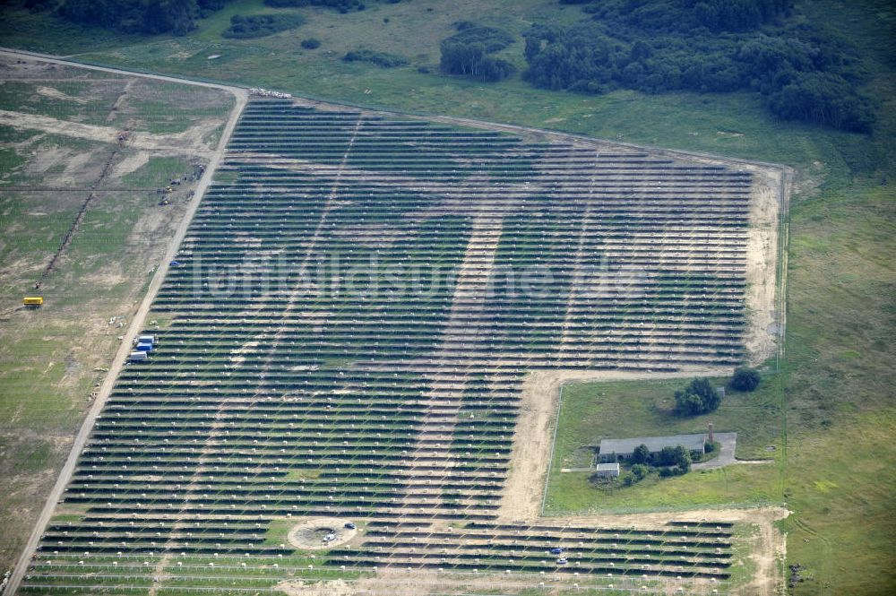 Luftbild Tutow - Zweiter Abschnitt des Solarenergiepark am Flugplatz Tutow in Mecklenburg - Vorpommern