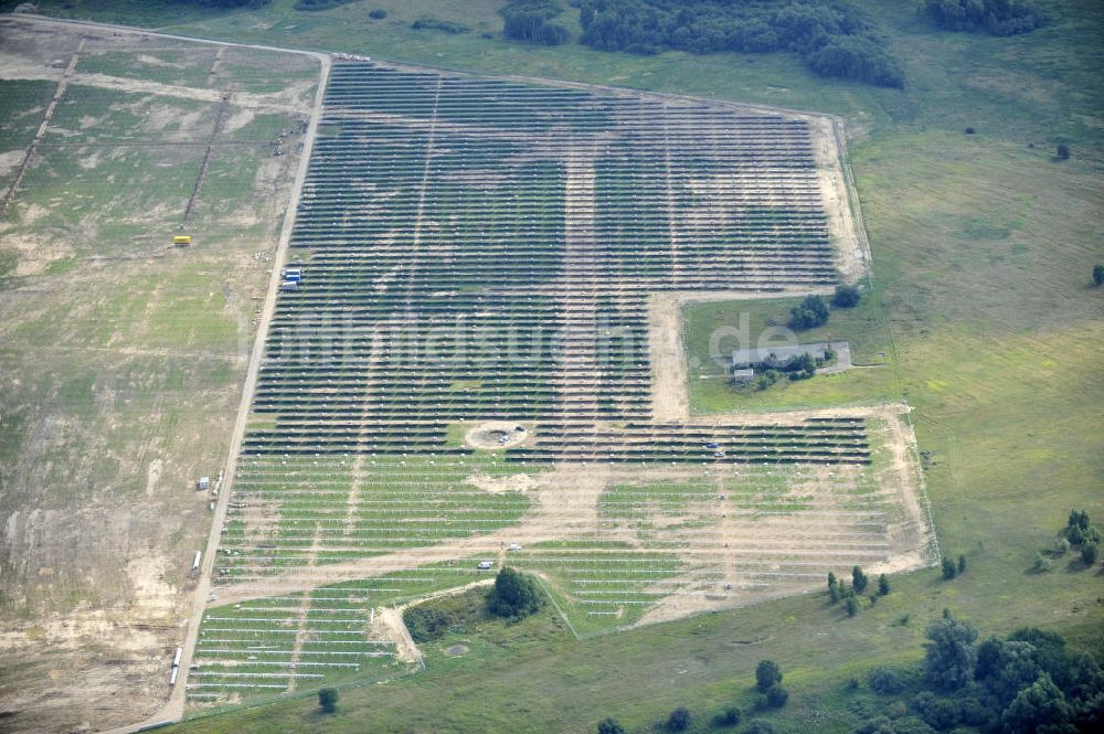 Luftaufnahme Tutow - Zweiter Abschnitt des Solarenergiepark am Flugplatz Tutow in Mecklenburg - Vorpommern