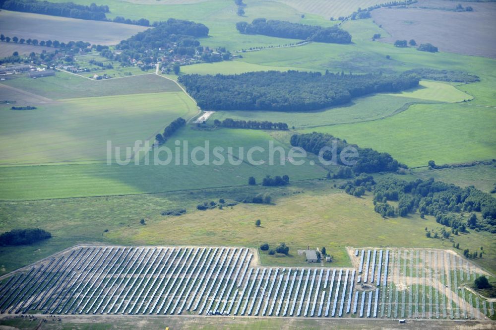 Tutow aus der Vogelperspektive: Zweiter Abschnitt des Solarenergiepark am Flugplatz Tutow in Mecklenburg - Vorpommern