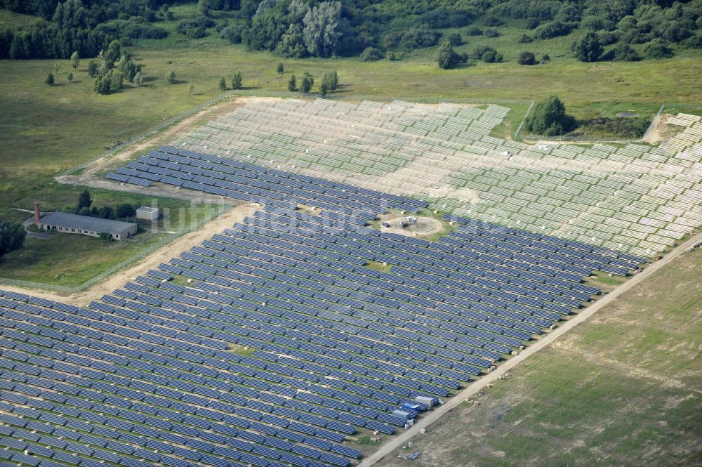 Luftbild Tutow - Zweiter Abschnitt des Solarenergiepark am Flugplatz Tutow in Mecklenburg - Vorpommern