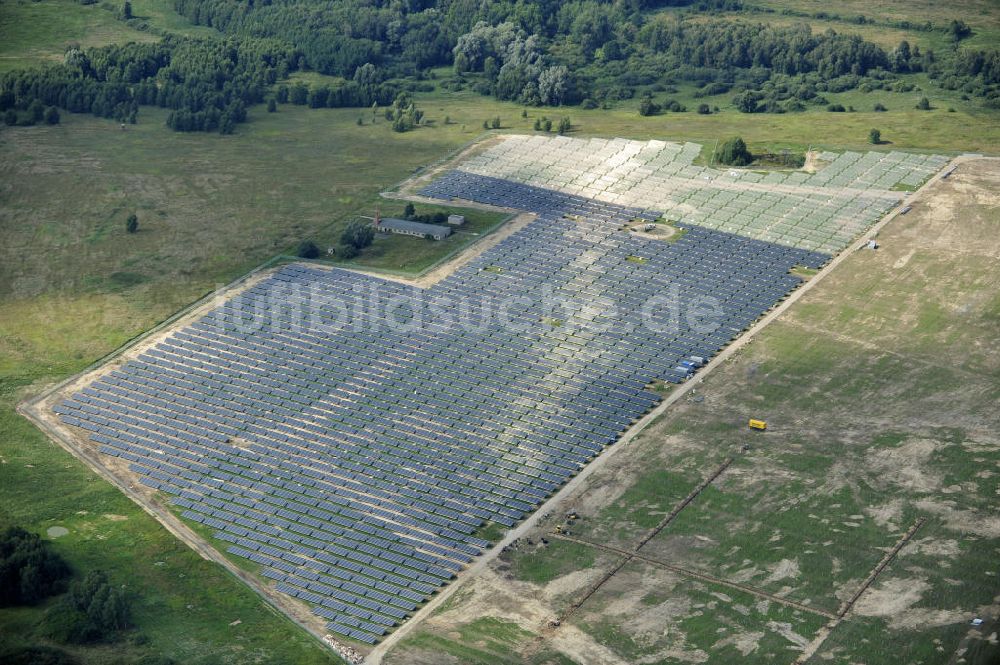 Luftaufnahme Tutow - Zweiter Abschnitt des Solarenergiepark am Flugplatz Tutow in Mecklenburg - Vorpommern