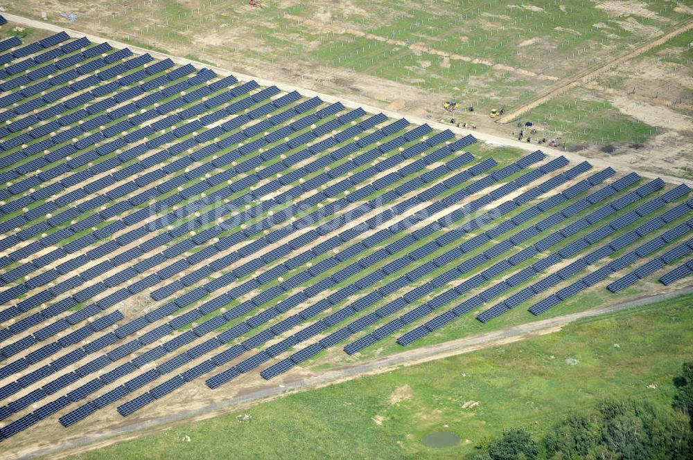 Tutow aus der Vogelperspektive: Zweiter Abschnitt des Solarenergiepark am Flugplatz Tutow in Mecklenburg - Vorpommern