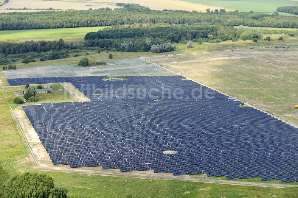 Tutow aus der Vogelperspektive: Zweiter Abschnitt des Solarenergiepark am Flugplatz Tutow in Mecklenburg - Vorpommern